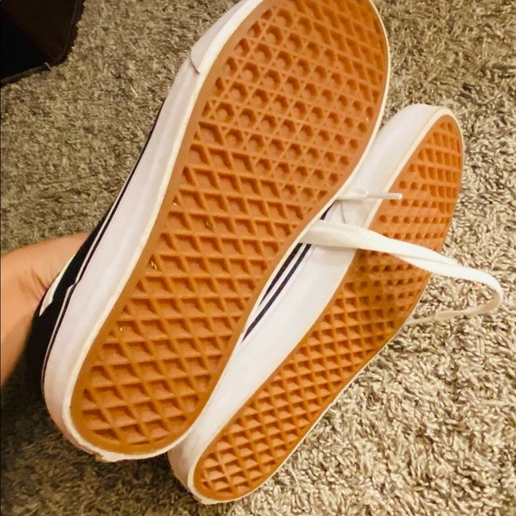Vans womens size 8. Worn once. Great condition! - Picture 2 of 3